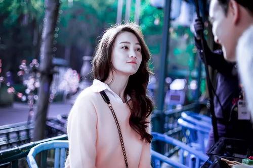 娱乐吃瓜美女背景,揭秘吃瓜美女背后的故事