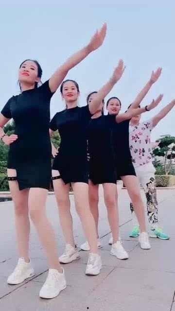 娱乐吃瓜美女背景,揭秘吃瓜美女背后的故事
